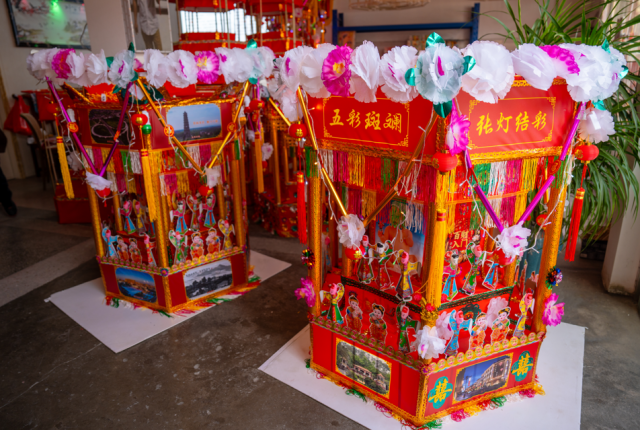 越来越多的花灯挂上了红花。（摄影 柯学潜）