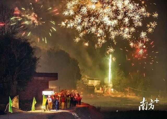 上灯期间，兴宁星耀村组织火把巡游。