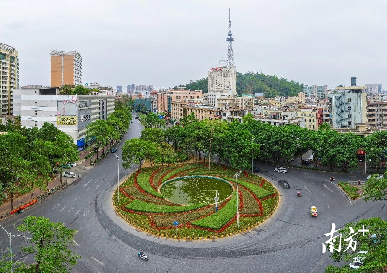 在天润广场前环岛，工作人员正在加紧栽种一串红、矮牵牛、孔雀草等各色花卉。梁文栋 摄