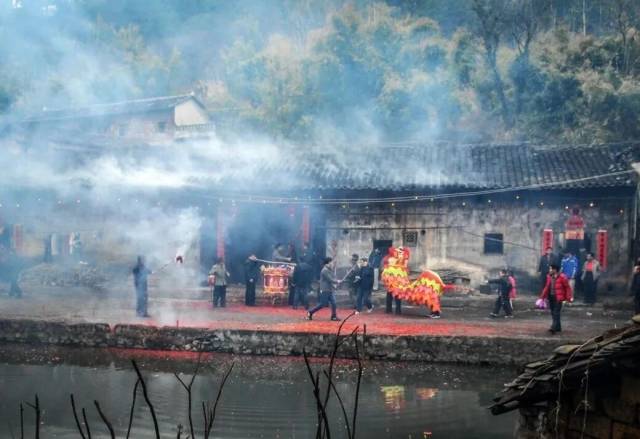 在众人的簇拥下，花灯被抬进了老屋。