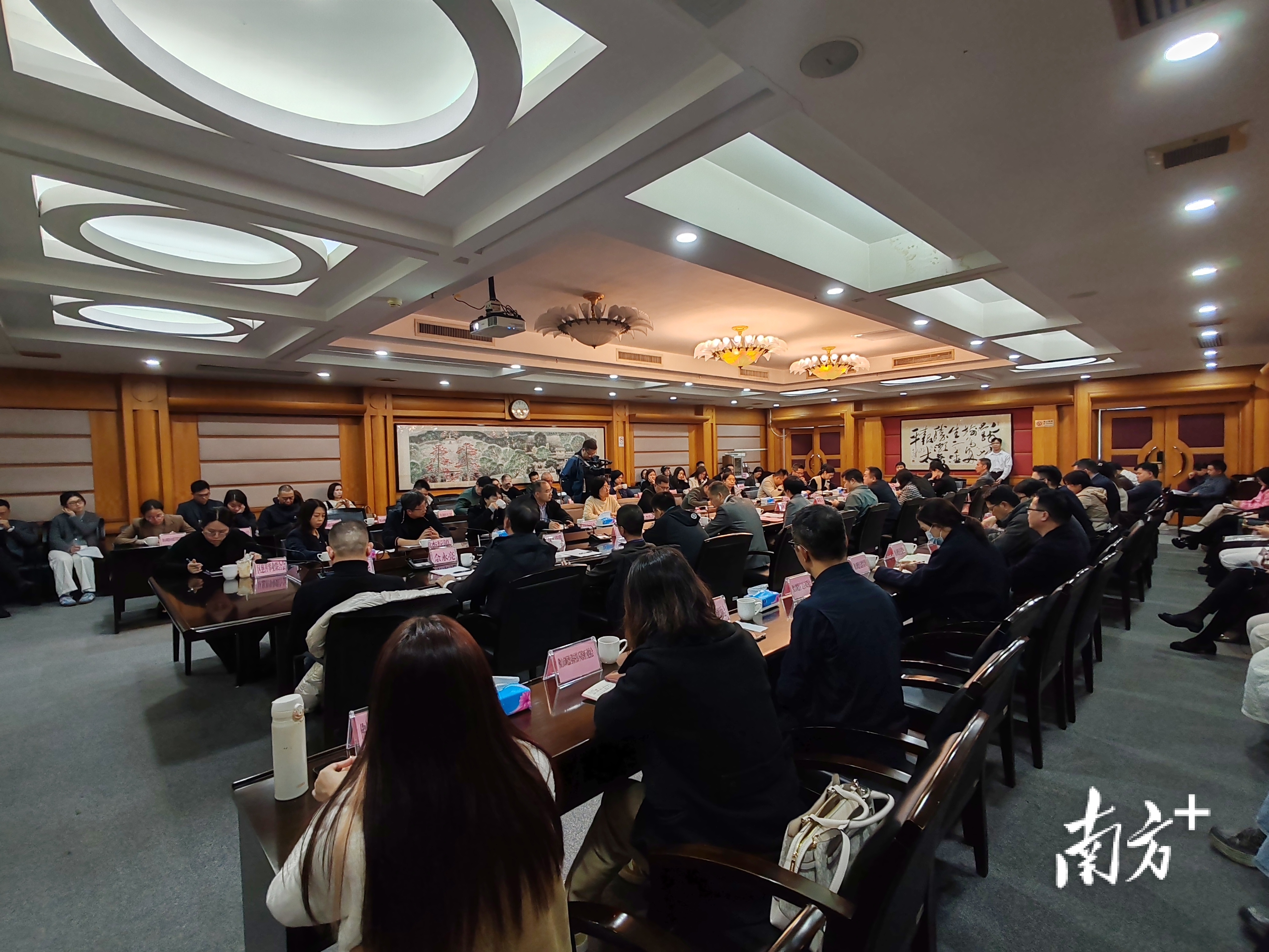 会议现场，政社齐聚，智慧交融。 南方+ 欧阳少伟&nbsp;摄