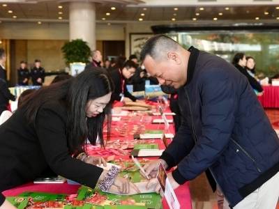 看！东莞政协委员带着“金点子”和“莞货”上两会