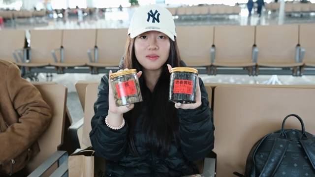 潮味装满行囊！春运首日汕头站汕货“飘香” | 广货行天下