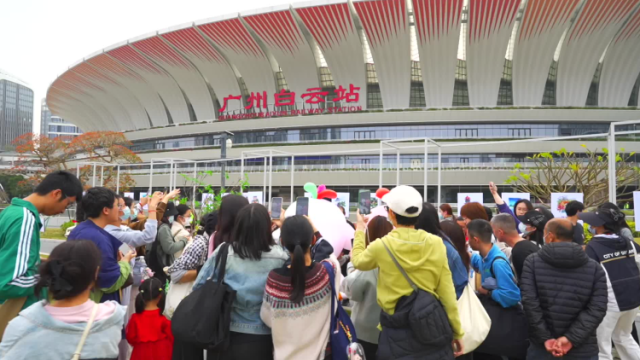 视频｜小林漫画展暨大湾鸡快闪活动在白云站开幕