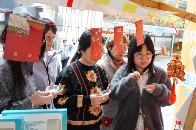 试吃环节吸引了不少员工驻足品尝。