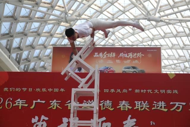 现场杂技表演精彩纷呈，为旅客扫去旅途的疲惫。