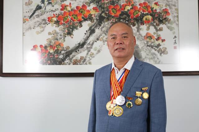 广州市江丰实业股份有限公司董事长谭钜添，曾任广州市饲料工业协会（现广州市饲料行业协会）会长。