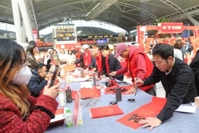 一张张春联承载着祝福，被带到千家万户。