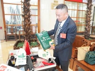 政协委员报到，他带来了一大箱“广货”｜江门两会