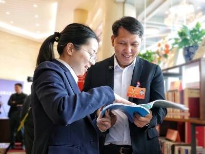 AI馆员现身两会，委员需求秒响应丨中山两会