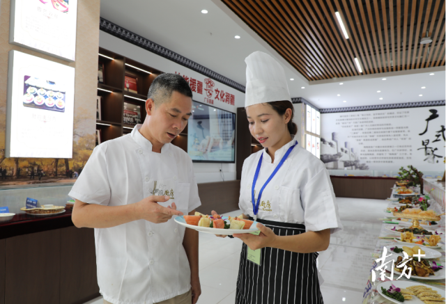 喀什技师学院粤菜学院的援疆教师向本地学生传授粤点制作技巧。