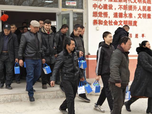 农户拿到书后喜悦回家