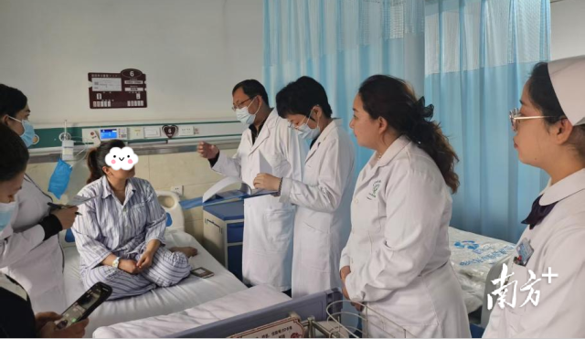 2025年喀什地区中西协同肺康复技术推广学习班举行期间，援疆医生在进行教学查房。