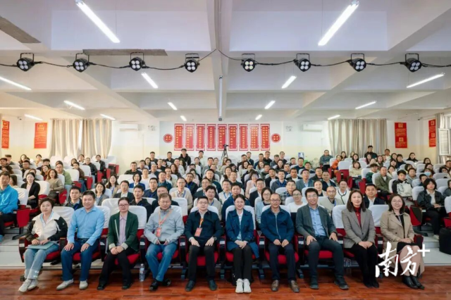 广东省中小学“百千万人才培养工程”名教师、名书记名校长赴新疆喀什地区示范带学活动。