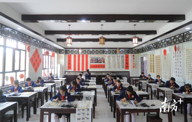 疏附县托克扎克镇中心小学书法社团。