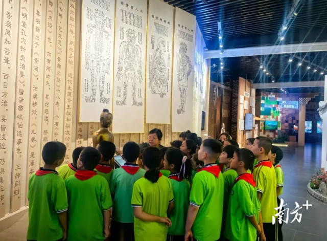 疏附县学生参观南疆（疏附）中医药文化中心。