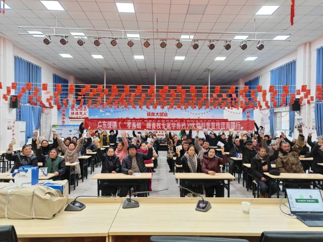 兵团第三师图木舒克市四十四团五连农牧民收书喜悦