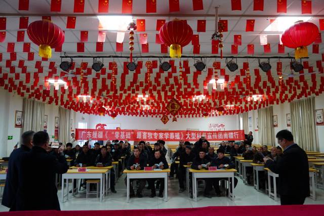 阿克苏地区农牧民收书喜悦