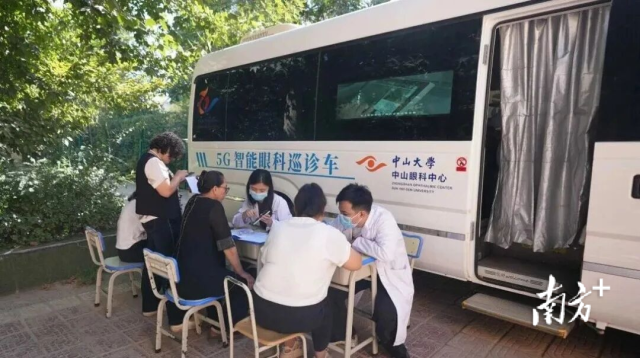 中山大学国际眼科医学中心新疆分中心的5G智能眼科巡诊车进校园、下基层。