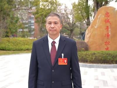 东区党工委书记周俊峰：以产业焕新和城市焕颜，奏响发展“双重奏”｜中山两会