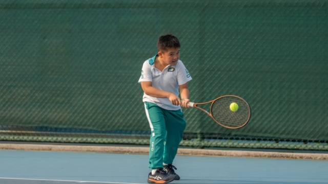 那个凝视硬币的网球少年