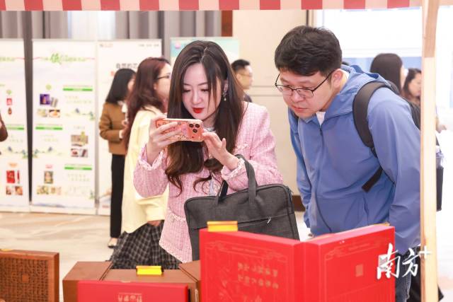 与会采购商寻找优质吉品。