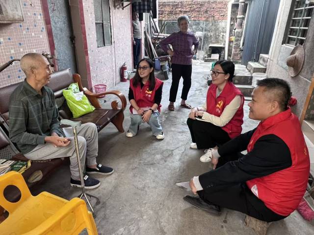 工作人员到福禄沙村民家中听取意见建议。