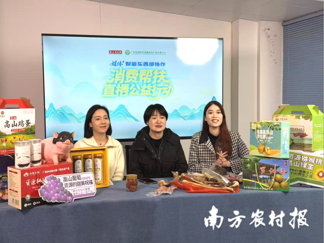 资源县挂职县委常委、副县长魏婷婷出镜推介资源县特色农产品。