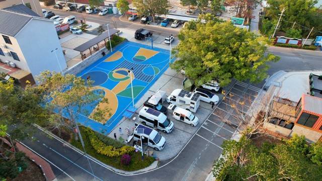 阳西县沙扒镇渡头村党群服务中心周边停满房车。