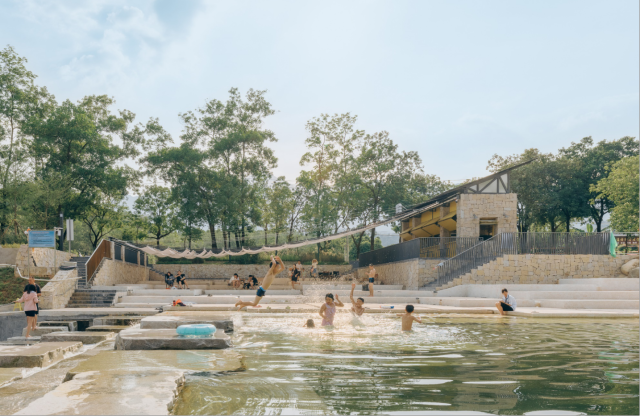 环“两山”引领区最美旅游公路重要节点澜石河，经整治后蜕变化作“河畅、水清、岸绿、景美、业兴、民悦”的现代岭南水乡画卷，吸引远近众多游客纷纷前来打卡游玩。图为“环两山建筑艺术计划”十六所驿站之“下浪大幕”。