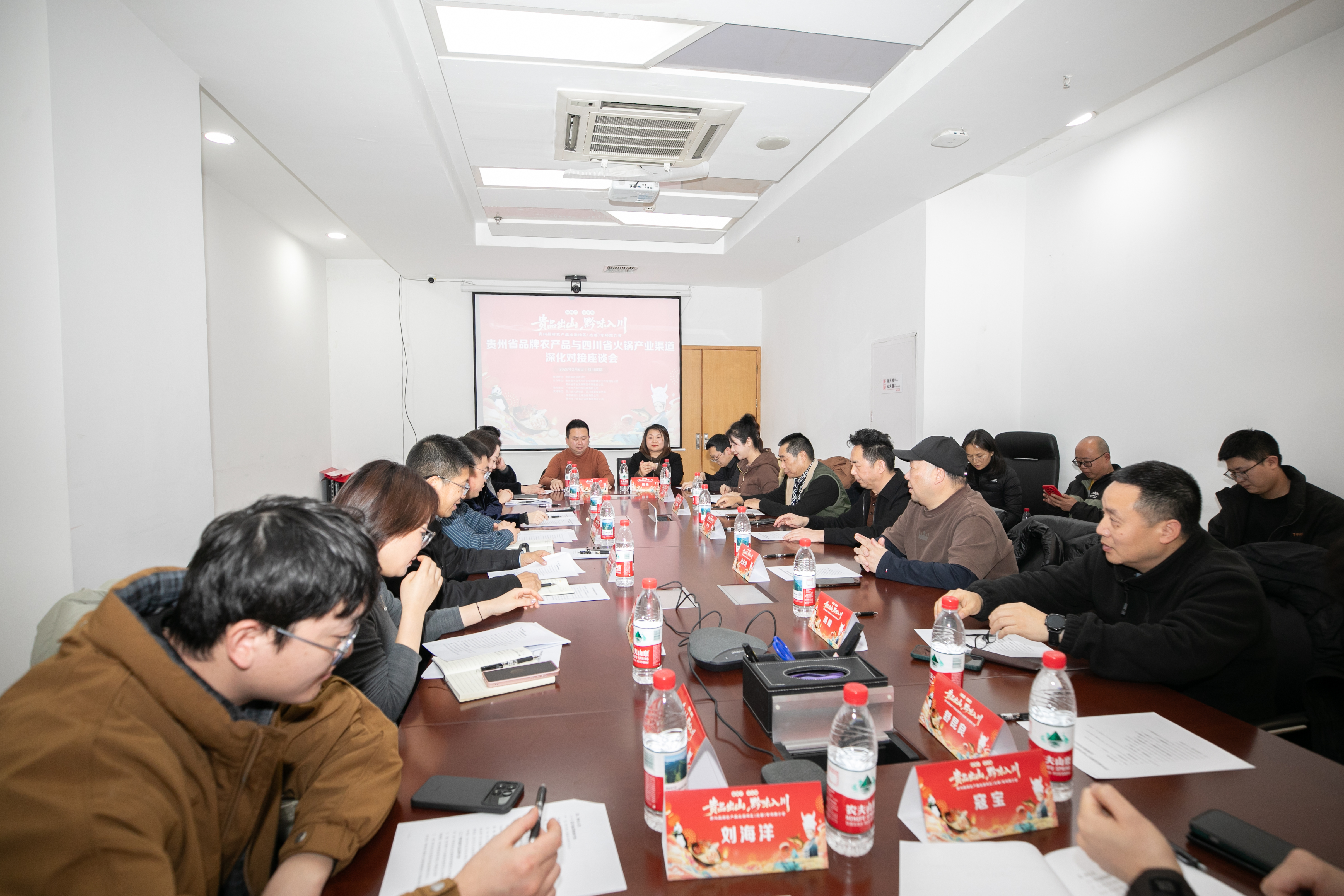 座谈会现场。何共话场