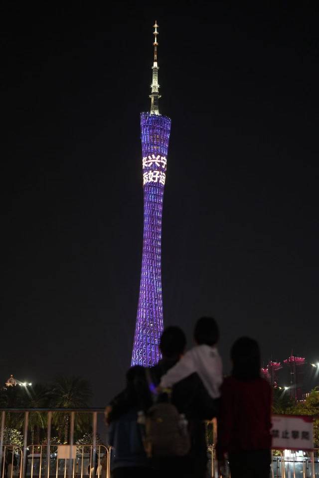 兴宁一家四口前来看亮灯时刻。