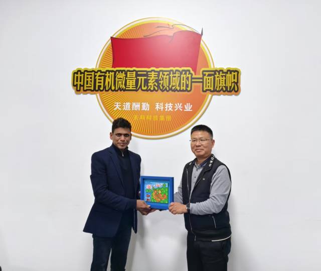 天科生物副董事长高碧在公司基地接待海外客户。