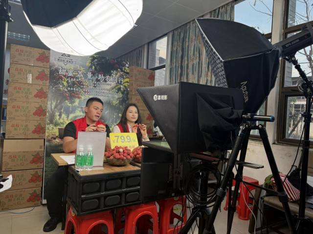 政府企业联动，推进农产品直播销售 图片来源：吾乡派潭&nbsp;
