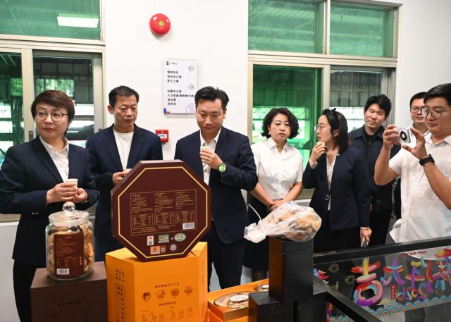 活动现场品鉴广东三宝。