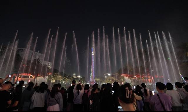 湾区群众见证兴宁上灯亮灯广州塔。