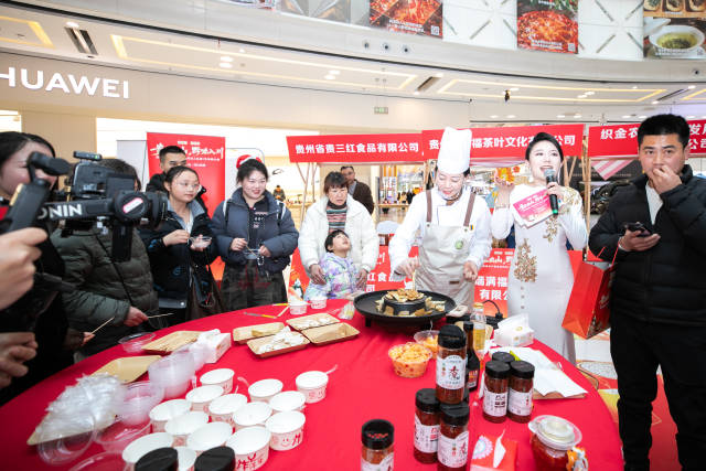 贵州乌蒙贵品企业厨师胡玉洁现场烹制的“特色烙锅”。