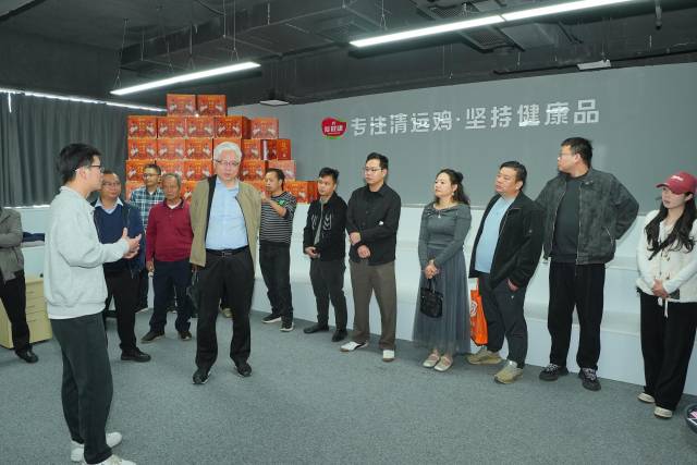 学员在广东爱健康农牧集团有限公司直播基地进行交流