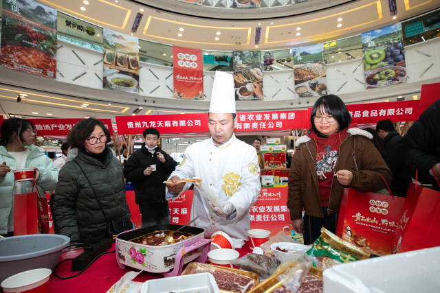 四川老码头餐饮品牌行政总厨张远会用贵州食材改良“黔川火锅”。