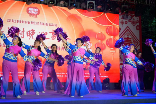 数十位村民报名参加演出，期待在这个家门口的舞台上，向各地人民展现自己的风采。