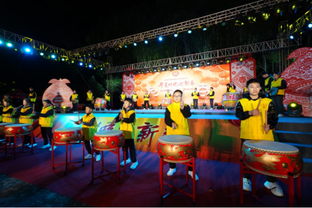 客家大锣鼓铿锵敲响，村民锣鼓队齐齐挥槌击鼓、震响锣声，瞬间点燃全场。