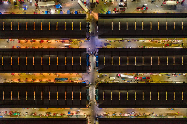 夜晚灯火通明的广州江南水果批发市场，新西兰奇异果、智利车厘子等APEC好物经此流向全国市场。图源：视觉中国