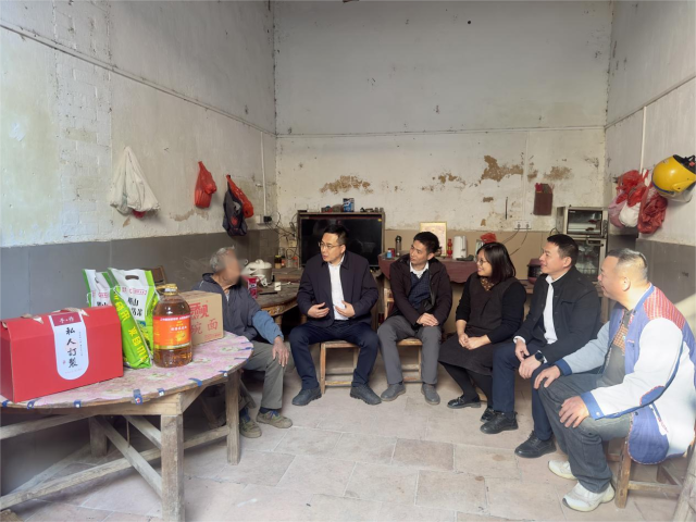 入户慰问军营村困难群众