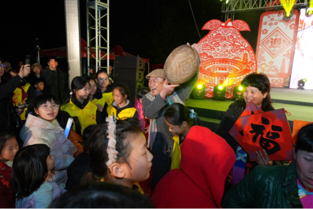 现场派福活动，引观众欢呼连连。