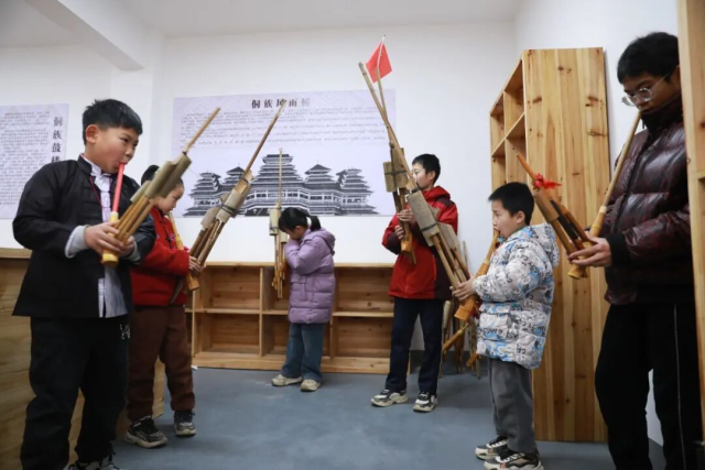 学生沉浸式体验芦笙吹奏