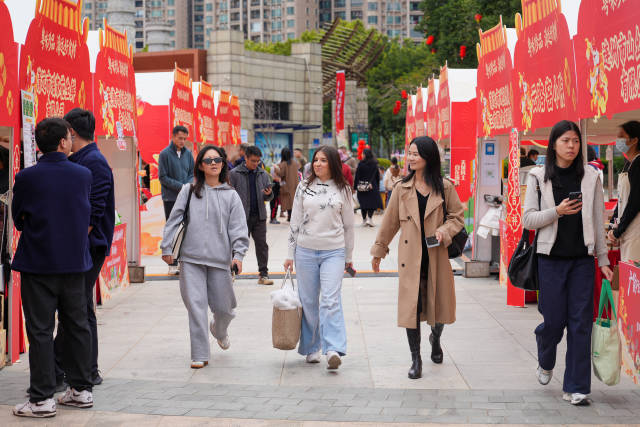 游客在现场选购清远好物。清远日报记者 江元威 摄