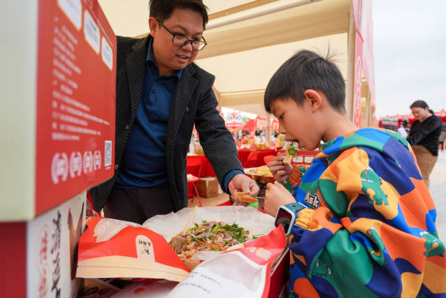 市民在现场试吃、选购清远好物。清远日报记者 江元威 摄 