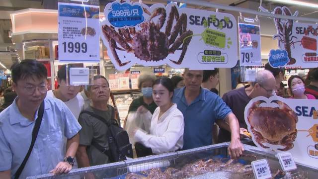 盒马中山首店开业，帝王蟹热销现场。图源：中山新闻网