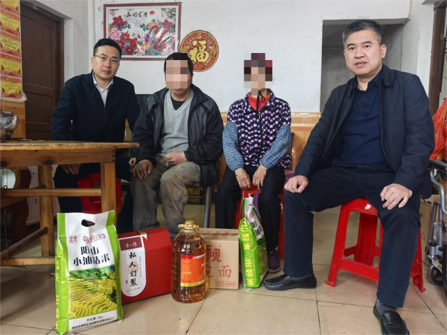 入户慰问珠坑村困难群众