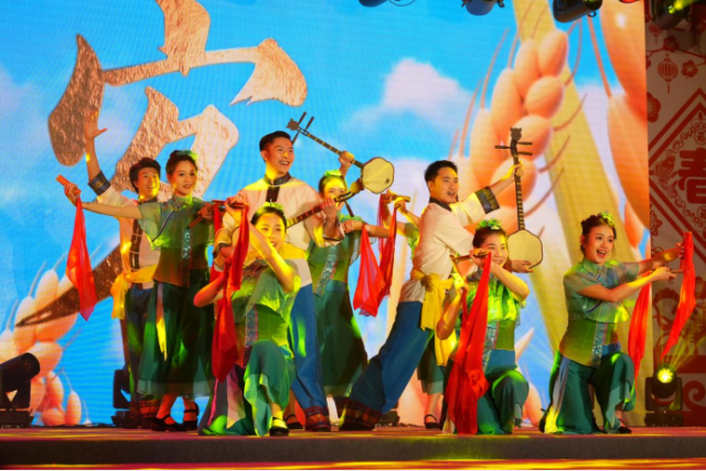 村民们对美好生活的信心，藏在舞台上每一次鼓点里，也藏在台下每一声喝彩中。